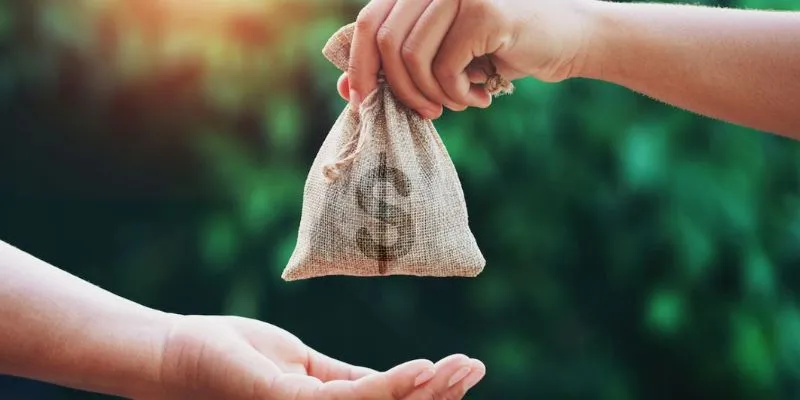 Ý nghĩa khi mơ lượm được tiền trong túi người khác