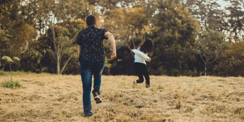 Giải mã giấc mơ thấy bị người quen đuổi bắt